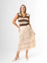 Maxi falda color beige con flecos escalonados y diseño de capas, confeccionada en tela elastizada con cintura elástica.