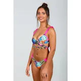 Bikini de dos piezas con estampado tropical multicolor. El top es tipo triángulo con tirantes con volados rosados y detalle de lazo cruzado en la cintura. La bombacha es tipo tanga con detalles de volados rosados en los laterales.