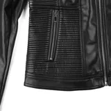Campera de cuero sintético color negro, con cuello redondo, cierre frontal y herrajes plateados. Presenta paneles laterales con diseño acanalado y dos bolsillos frontales con cierre.