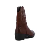 Bota tejana de caña baja color marrón oscuro, con taco cuadrado y detalles de costuras bordadas en la caña y en el empeine.