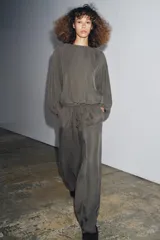 Pantalón fluido de tiro medio, color verde oscuro, con cintura elástica ajustable mediante cordones y pierna ancha.