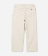 Pantalón femenino curve & plus size color beige, confeccionado en sarga de algodón certificado. Presenta un modelo recto, cierre delantero con botón y cremallera, bolsillos delanteros y traseros funcionales, y bajo con acabado deshilachado.