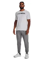 Pantalón de jogging Under Armour, confeccionado en tejido polar de mezcla de algodón con interior cepillado. Presenta cintura elástica con cordón ajustable, bolsillos laterales abiertos, bolsillo trasero con cierre y puños acanalados en los tobillos.