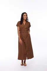 Vestido midi marrón con cuello en V, mangas cortas con dobladillo y cierre frontal con botones.