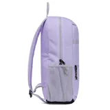 Mochila unisex color lila con base negra, bolsillo frontal con cierre, compartimento principal con cierre, bolsillos laterales de malla y presillas frontales para accesorios. Las correas de los hombros son ajustables y transpirables.