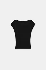 Camiseta ajustada de cuello barco y manga corta, con diseño de rayas horizontales en blanco y negro.
