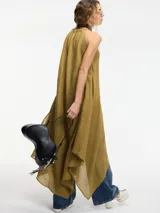 Vestido midi de ramio en color verde oliva, con escote en V, breteles finos y corte evasé con terminación en picos asimétricos.