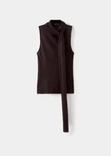 Top sin mangas de tejido de punto con brillos, diseño entallado y cuello alto con detalle de fular largo integrado.