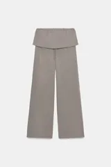 Pantalón de algodón compacto color gris, de tiro alto con cintura elástica y detalle de fajín. Incluye cordones ajustables en la cintura y corte recto.