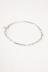 Collar plateado de eslabones rectangulares.