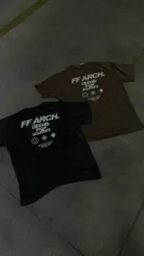 Remera negra de corte oversized con estampa en la espalda.