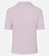 Polo de manga corta color marrón, con cuello abierto y tejido de suedine de algodón BCI.