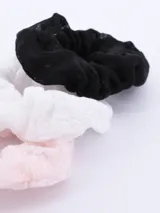 Pack de tres coleros de encaje en colores rosa, blanco y negro.