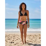 Conjunto de bikini compuesto por un corpiño triangular negro con detalle de volados en uno de los breteles y una bombacha de tiro medio con estampado de palmeras y franjas coloridas, con volados en los laterales.