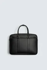 Maletín de diseño ejecutivo con acabado texturizado, cuenta con compartimento principal con cierre, bolsillo frontal con cremallera, compartimento interno para dispositivos electrónicos, doble asa de mano y correa de hombro ajustable y extraíble.