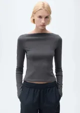 Remera gris de algodón con cuello barco y mangas largas. Corte ajustado.