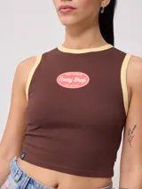 Musculosa crop de algodón elastizado color rojo, con ribetes blancos en el cuello y las sisas, y un parche bordado frontal con el logo de la marca Rusty Shop.