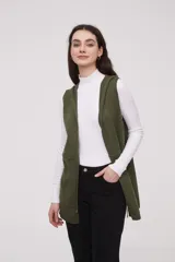 Chaleco largo sin mangas de color verde oliva, confeccionado en tejido de viscosa. Presenta un diseño abierto con capucha integrada y bolsillos laterales.