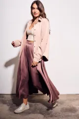 Falda midi de satén en color rosa viejo, con cintura elástica y caída fluida.