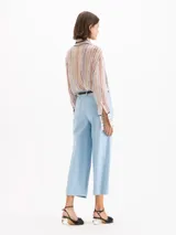 Pantalon de cuero ovino marron, de tiro alto, silueta wide-leg con recortes horizontales a la altura de la rodilla y bolsillos aplicados en la espalda. Incluye un cinturon de cuero al tono.