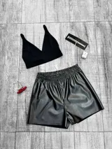 Short plateado con textura simil piel de reptil, cintura elastizada y corte holgado.