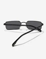 Lentes de sol unisex con montura rectangular de metal negro y lentes oscuras.