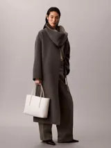 Cartera tote pequeña de Calvin Klein color blanco con estampado de monograma CK en toda la superficie, asas de hombro dobles y diseño estructurado. Incluye una cartera mini interior a juego con cierre y logo de la marca.
