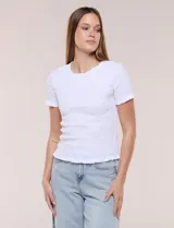 Blusa de calce al cuerpo con textura elastizada fruncida y diseño de rombos, cuello redondo de terminación ondulada, mangas cortas y ruedo con acabado ondulado.