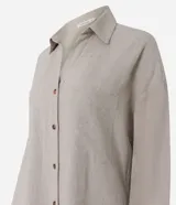Vestido largo chemise negro de Marfinno, confeccionado en mezcla de lino y viscosa. Presenta diseño recto, cuello camisero, botonadura frontal completa, bolsillos laterales y mangas largas con puños.