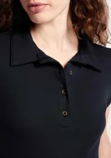 Remera polo de manga corta, color blanco, de corte ajustado con cuello camisero y cartera de tres botones frontales.