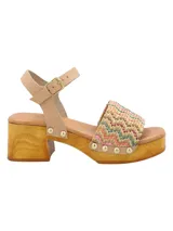 Sandalia de taco alto tipo zueco con plataforma de madera, capellada de rafia tejida multicolor, tira de ajuste al tobillo en cuero color tostado y tachas metálicas decorativas.