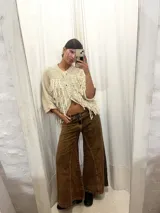 Jean de corte oxford con tiro medio-alto, confeccionado en algodón. Presenta un diseño de paneles con cortes verticales en dos tonos de azul y costuras marcadas en las piernas, ofreciendo una silueta amplia y fluida.