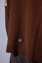 Blazer de pana color crema con solapas clásicas, cierre frontal de un botón y puños con detalle de tejido a rayas. Presenta un corte estructurado y elegante.