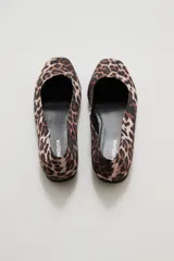 Balerina de punta redondeada con estampado animal print de leopardo en tonos marrones y negros.