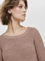 Sweater de punto con cuello redondo y manga larga, de corte regular y textura suave.