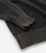 Suéter de punto texturizado color gris oscuro, con cuello redondo, mangas largas y detalle jacquard localizado en el pecho. Confeccionado en algodón.