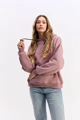 Buzo canguro negro con capucha regulable, bolsillo frontal y estampa gráfica en la espalda. Confeccionado en tejido de algodón y poliéster, con un fit relajado.