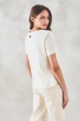 Remera azul de algodón peinado, corte recto, mangas cortas y detalle de vainillas laterales.