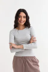 Remera de manga larga con cuello redondo a la base, confeccionada en tejido acanalado de ajuste entallado.