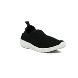 Zapatillas deportivas slip-on Actvitta de color negro con suela blanca flexible, confeccionadas en tejido elástico transpirable sin cordones, con tirador en el talón para facilitar el calce.