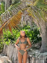 Top de bikini azul marino con brillo dorado, escote pronunciado y argolla de madera en el centro. Tiene tirantes anchos y se ata en la espalda.