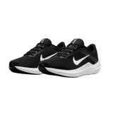 Championes de running Nike modelo Winflo 10, color negro con logo lateral y suela en blanco.