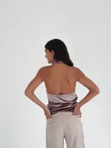 Top de terciopelo con cuello alto drapeado y diseño sin mangas, de corte ajustado al cuerpo.