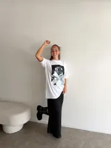 Remera de corte oversize color blanco, con estampa frontal fotográfica de un perro con auriculares. Confeccionada en algodón.