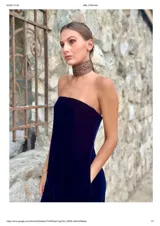 Gargantilla ancha de organza bordada en tono azulado.