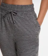 Pantalón de jogging deportivo azul con cintura ajustable con cordón, bolsillos laterales y tobillos ajustados.