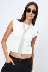 Top blanco sin mangas con apliques de strass, de silueta ajustada y tejido con acabado suave.