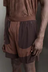 Short de entrenamiento slim fit Zara Athleticz de la colección Lab, en tonos marrones con diseño color block y tejido técnico con estructura. Cuenta con cintura elástica ajustable, bolsillos laterales con cierre y forro interior.