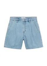 Short de jean de tiro medio con diseño recto, detalle de pinzas frontales, cierre de botón y cremallera, trabillas para cinturón y bolsillos laterales y traseros.