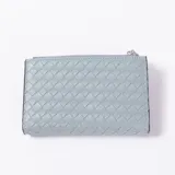 Billetera celeste con diseño trenzado y cierre superior.